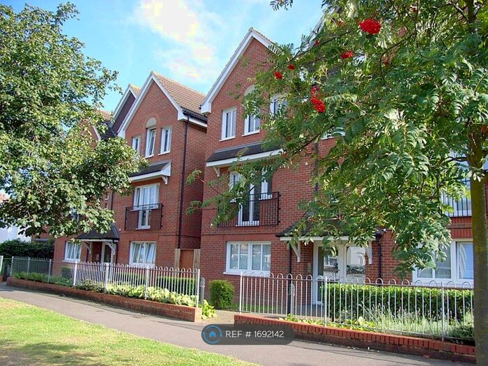 1 Bedroom Flat To Rent In Duvall Court, Slough, SL1