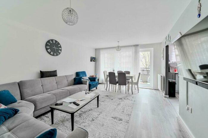 2 Bedroom Flat To Rent In Commerce Road, London, , Wood Green, London, N22