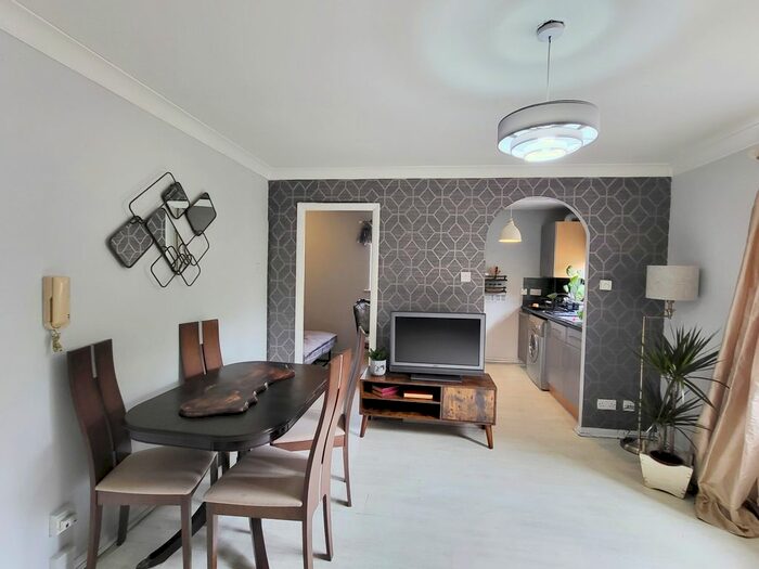 1 Bedroom Flat To Rent In Courtlands Drive, Watford, WD24