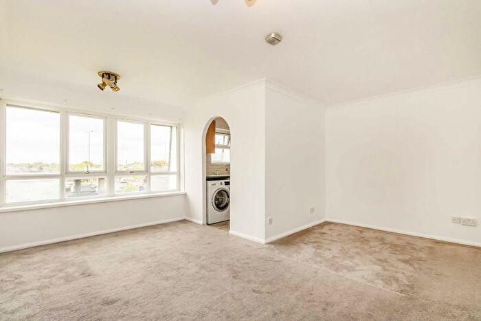 Studio To Rent In Stourton Avenue, Hanworth, Feltham, TW13