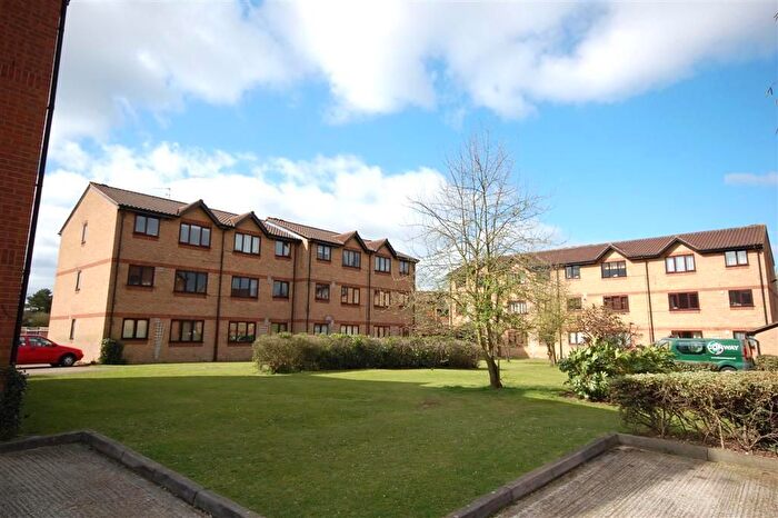 2 Bedroom Flat To Rent In Courtlands Close, Watford, WD24