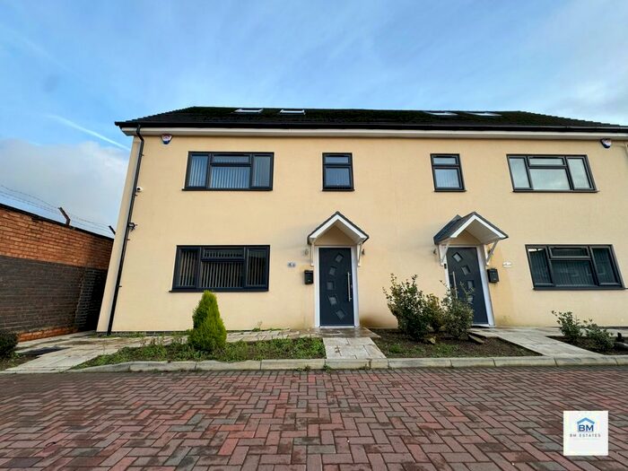 3 Bedroom Semi-Detached House To Rent In Stornaway Road, Leicester, LE5