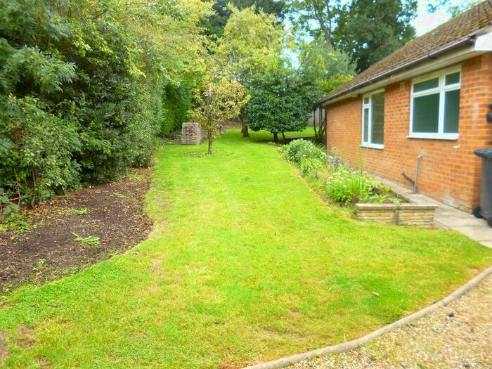 2 Bedroom Detached Bungalow To Rent In Darkes Lane, Potters Bar, EN6