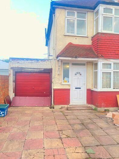 4 Bedroom Semi-Detached House To Rent In Hardley Gardens, Greenford UB2