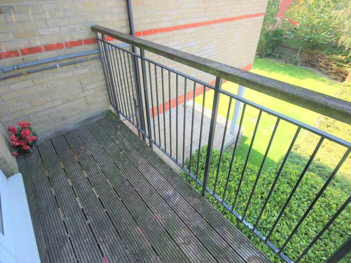 2 Bedroom Flat To Rent In Central Court, Chigwell, Essex, IG7