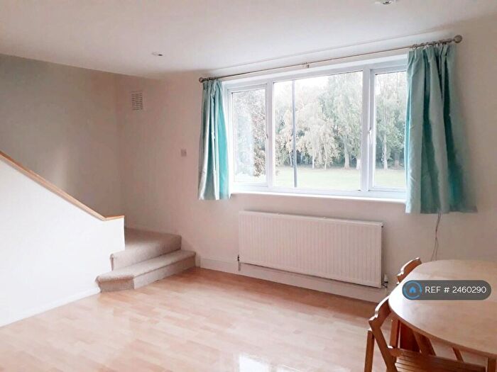 2 Bedroom Maisonette To Rent In Heathwood Court, London, SW12