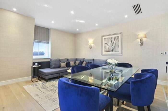 2 Bedroom Flat To Rent In Chesterfield Gardens, Mayfair, London, W1J