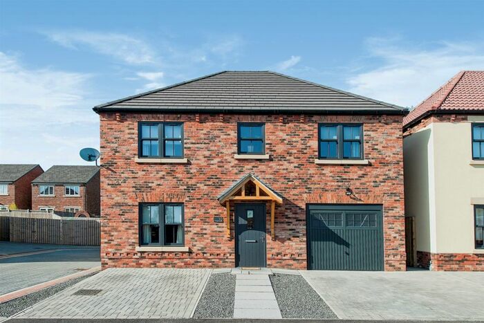 4 Bedroom Detached House For Sale In Faviell Gardens, Featherstone, Pontefract, WF7