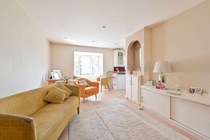2 Bedroom Flat For Sale In Richfield Road, Bushey, WD23