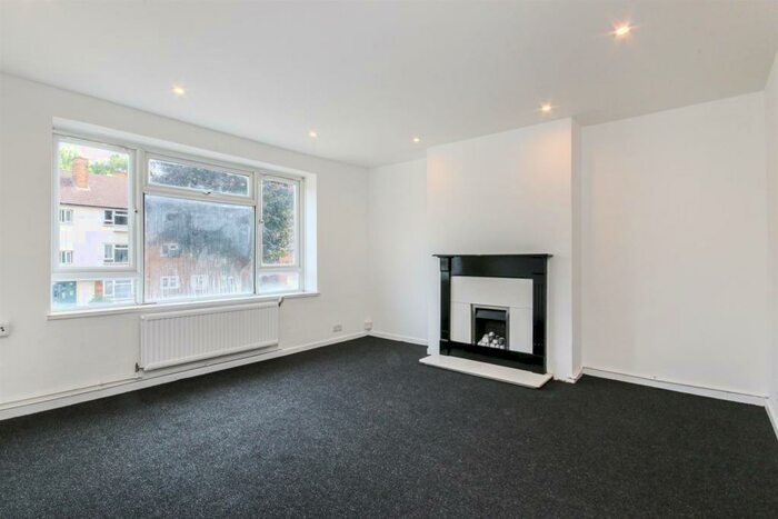 3 Bedroom Apartment To Rent In Boyton Close, N8