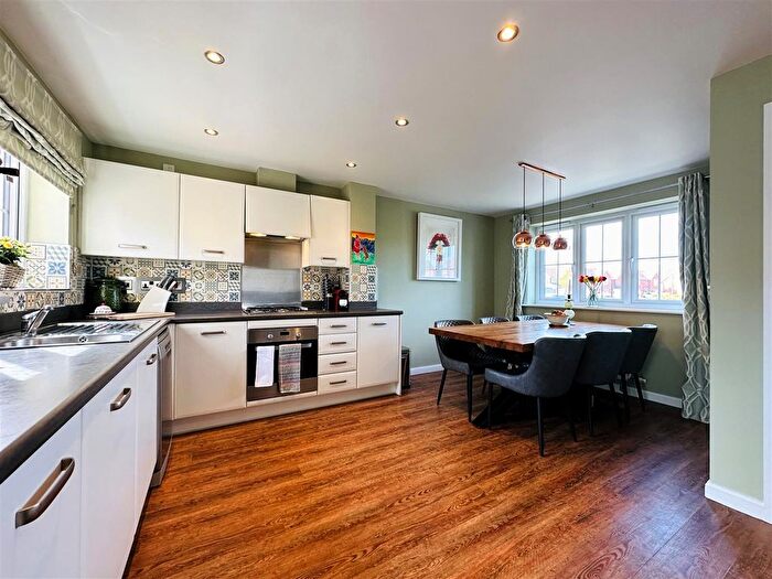 3 Bedroom Detached House For Sale In Riverside Avenue, Barlby, Selby, YO8