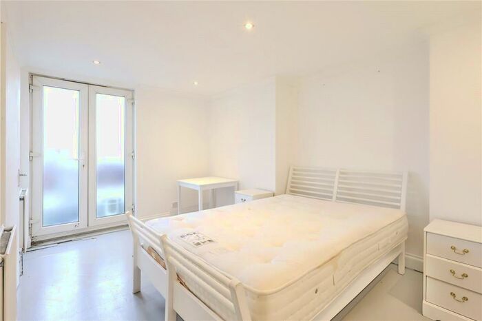 3 Bedroom Apartment To Rent In Hornsey Road, Holloway, London, N7