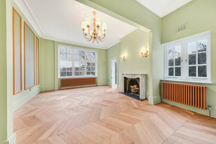 3 Bedroom Flat To Rent In Lyndhurst Road, Hampstead, NW3