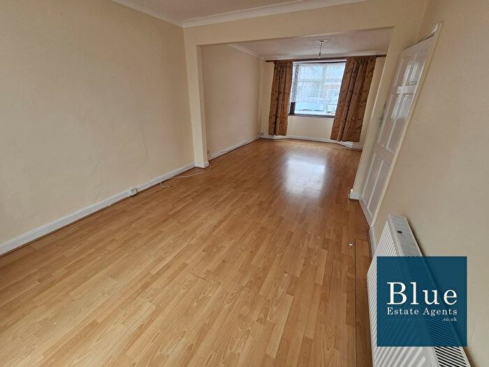 3 Bedroom Semi-Detached House To Rent In Devon Waye, Hounslow, TW5