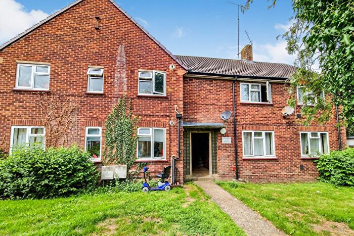 2 Bedroom Flat For Sale In Brookside, South Mimms, Potters Bar, Hertfordshire, EN6
