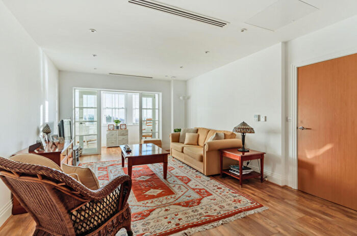 2 Bedroom Apartment To Rent In High Road, London, N12