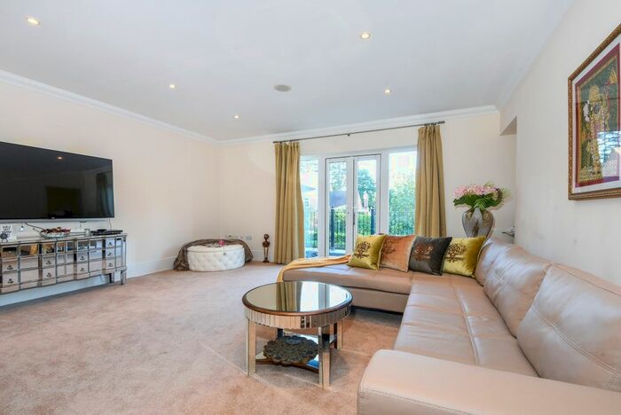 2 Bedroom Flat To Rent In Cross Road, Sunningdale, Ascot, SL5
