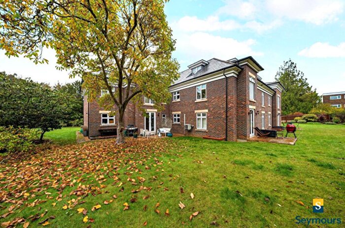 2 Bedroom Flat For Sale In Cross Lanes, Guildford, Surrey, GU1