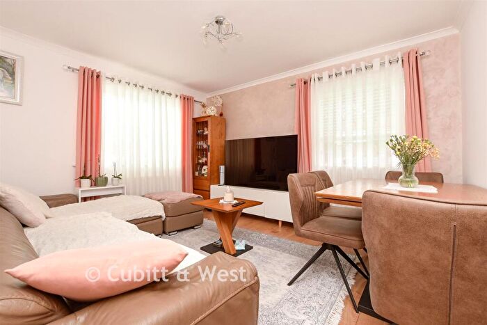 2 Bedroom Flat For Sale In Woodlands Road, Redhill, Surrey, RH1