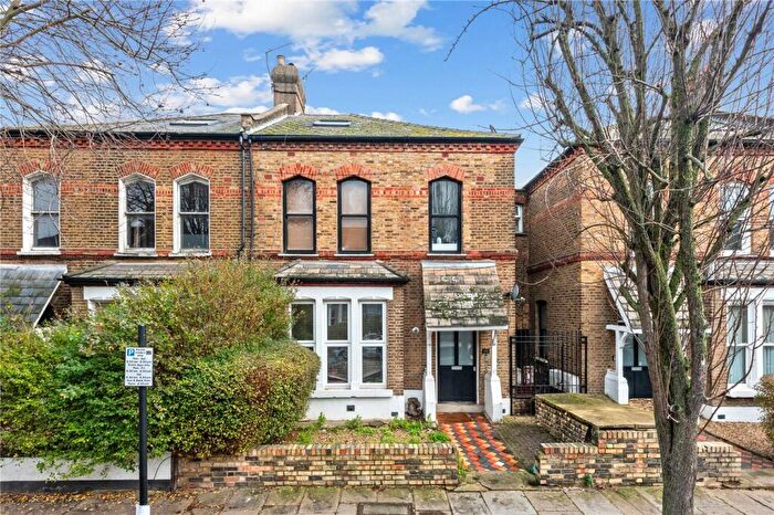 2 Bedroom Apartment For Sale In Finsbury Park Road, London, N4