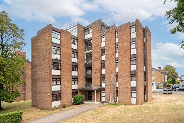 2 Bedroom Flat For Sale In Woodcote Road, Wallington, SM6