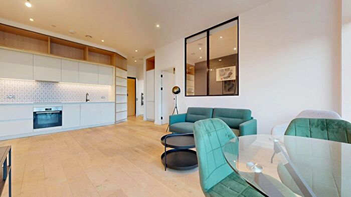 1 Bedroom Flat To Rent In Great West Road, Brentford, TW8