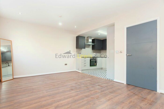3 Bedroom Flat To Rent In Kingsland Road, London, E8