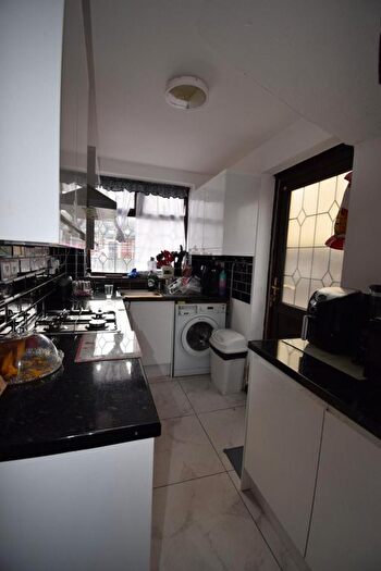 4 Bedroom Semi-Detached House To Rent In Becontree Avenue, Becontree, Dagenham, RM8