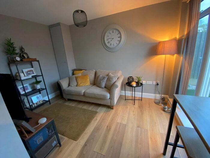 1 Bedroom Flat To Rent In Chigwell Road, Woodford Green, Essex, IG8