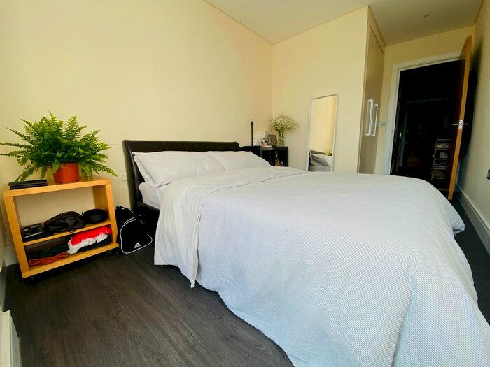 1 Bedroom Flat To Rent In Trafalgar Point, Downham Road, Islington, N1