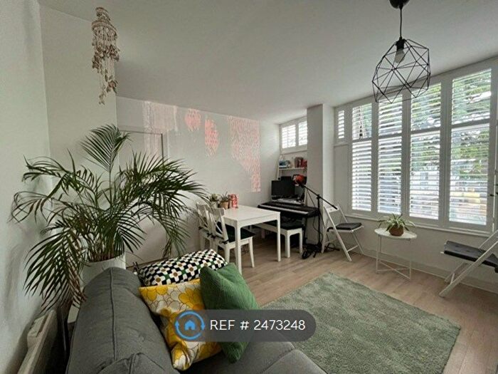 1 Bedroom Flat To Rent In Onslow Building, St. Albans, AL1