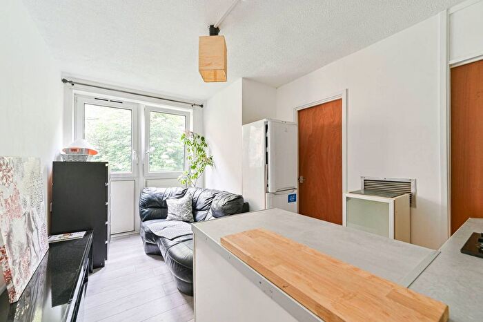 2 Bedroom Flat To Rent In Hodister Close, Camberwell, London, SE5