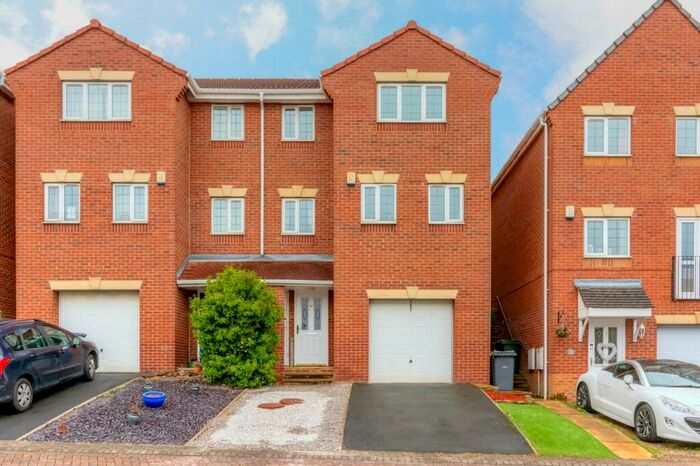 3 Bedroom Semi-Detached House To Rent In Foxen Croft, Barnsley, S71