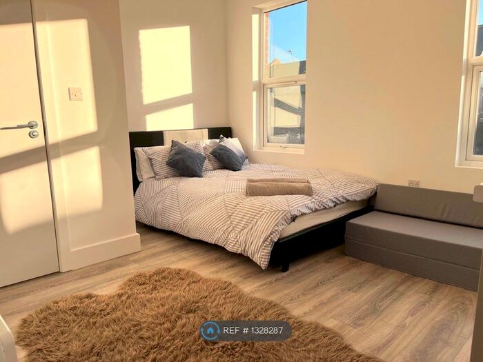 Studio To Rent In York Road, Teddington, TW11