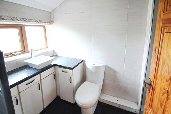 3 Bedroom End Of Terrace House For Sale In Crescent Avenue, Rothwell, Leeds, LS26
