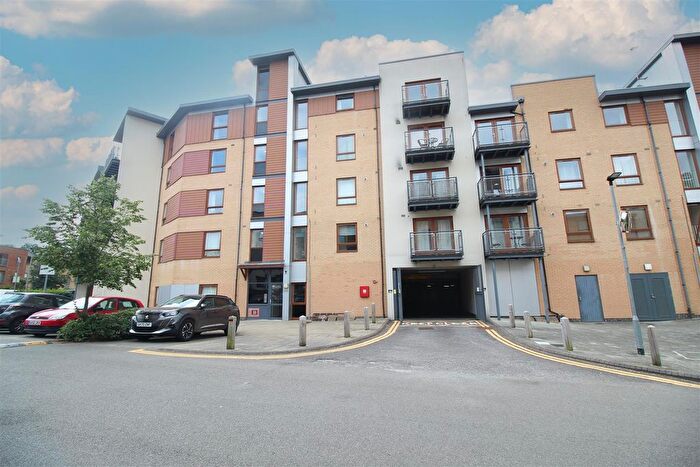 2 Bedroom Flat To Rent In Commonwealth Drive, Crawley, West Sussex., RH10