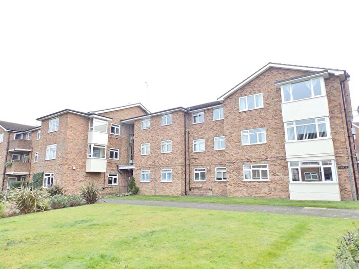 2 Bedroom Flat To Rent In Rannoch Court, Surbiton, KT6