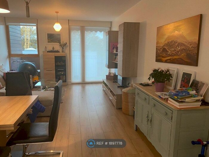 3 Bedroom Flat To Rent In Leeward Court, Lewisham, London, SE8