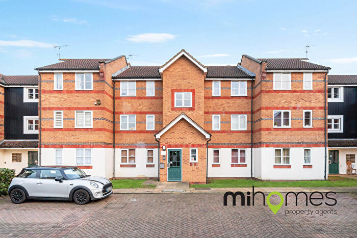 Apartment To Rent In Harston Drive, Enfield, EN3