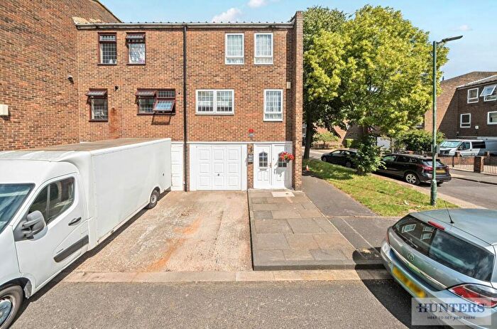 4 Bedroom Town House For Sale In St. Edmunds Close, Erith, DA18