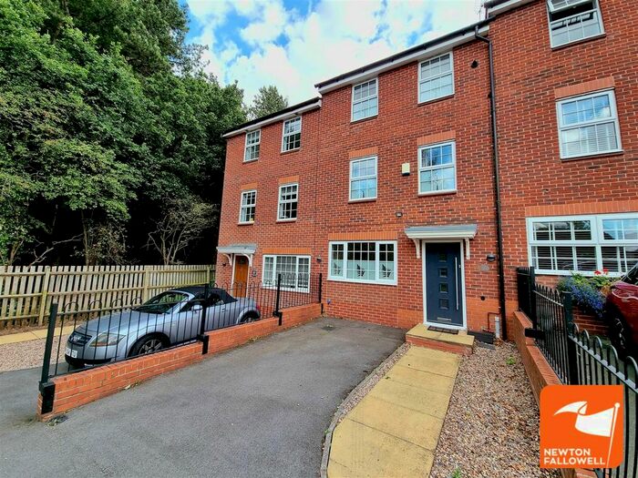 3 Bedroom Town House To Rent In Dodsley Way, Clipstone Village, Mansfield, NG21