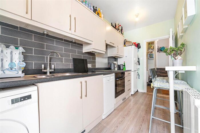 2 Bedroom Flat For Sale In Green Lane, Penge, London, SE20