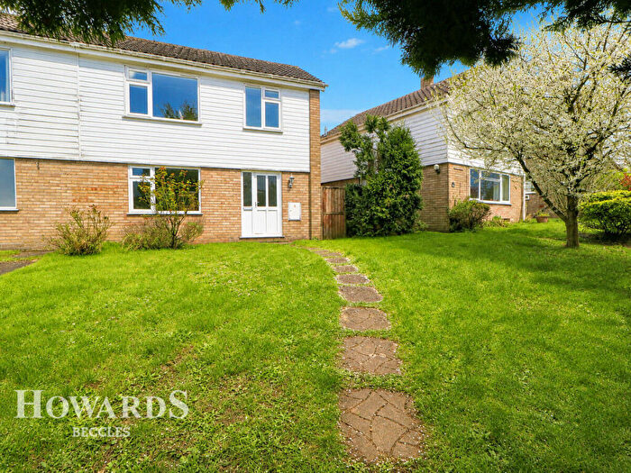 3 Bedroom Semi-Detached House For Sale In Beccles Road, Thurlton, NR14
