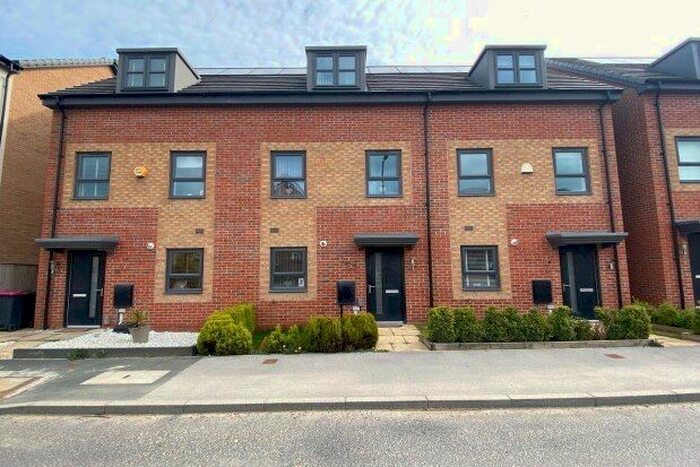 3 Bedroom Town House To Rent In Highfield Lane, Rotherham, S60