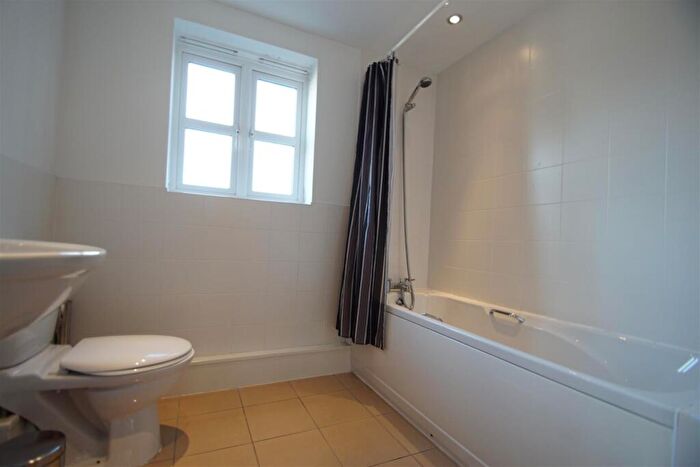 2 Bedroom Apartment To Rent In Montgomery Avenue, LS16