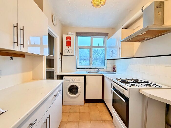 2 Bedroom Flat To Rent In Nether Street, London, N3