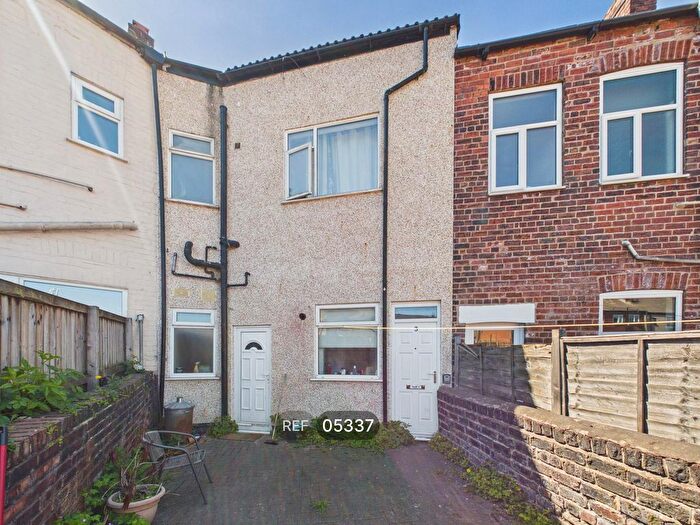 1 Bedroom Flat To Rent In Cross Street, Castleford, West Yorkshire, WF10