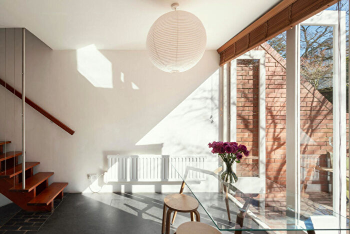 2 Bedroom Maisonette For Sale In Crescent Road, London, N8