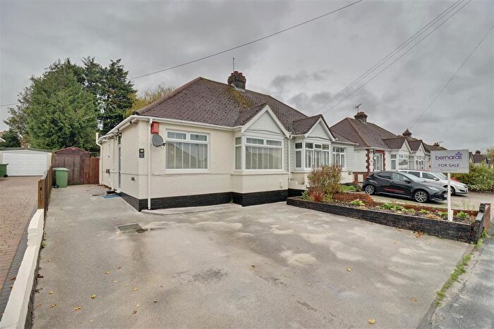 2 Bedroom Bungalow For Sale In The Crossway, Fareham, PO16