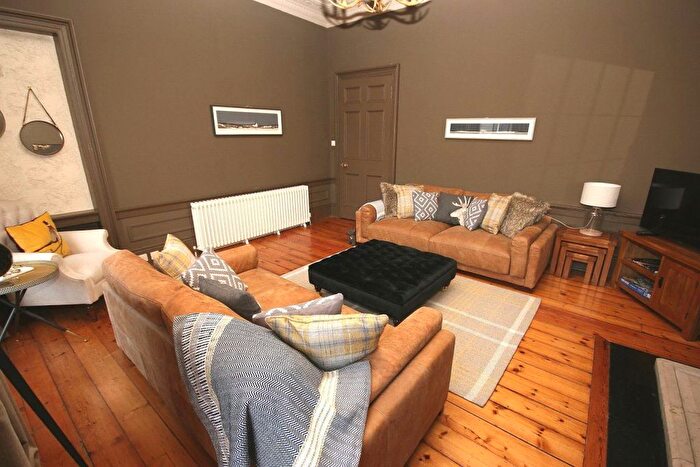 3 Bedroom Flat To Rent In Atholl Place, West End, Edinburgh, EH3